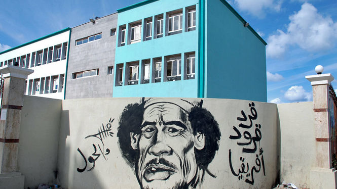 Gaddafi in Bengasi. Hier steht außerdem: \"Der Affe unter den Affen in Afrika\", eine Anspielung auf den Titel, den sich Gaddafi selbst gegeben hat: \"König der Könige in Afrika\".