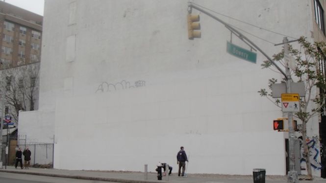 Irgendwann am Wochenende des 16.April 2010 wurde das OsGemeos Mural eher als erwartet beseitigt, allerdings nicht gebufft, sondern mit einer weiteren Installation vorgesetzt