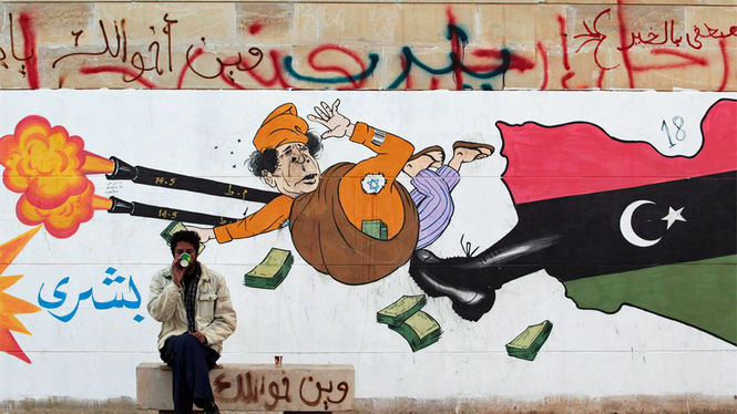 Rundumschlag: Anti-Gaddafi-Graffito in Bengasi, inklusive Anti-Israel-Symbolik. Bei Teilen der Protestbewegung verbindet sich auf Plakaten und Postern immer wieder Antisemitismus mit Gaddafi-Hass.