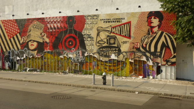 Ende Juni begannen Unbekannte das Shepard Fairey Paste Mural Stück für Stück auseinander zu nehmen, das OsGemeos New York City Mural kann man dahinter erahnen