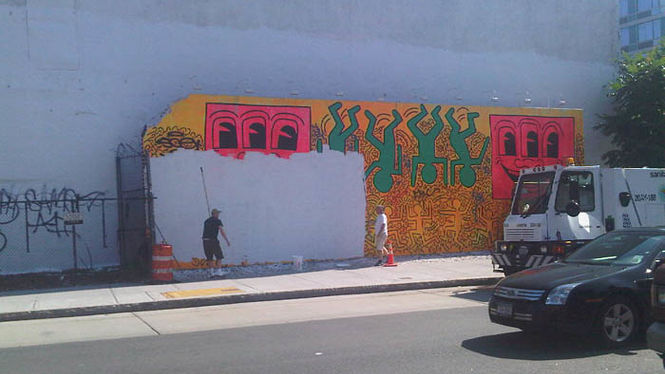 Im Juli 2009 wird das renovierte Keith Haring Mural wieder überstrichen. Viele wussten zu diesem Zeitpunkt noch nicht das die brasilianischen Zwillingsbrüder OsGemeos die Wand bald bemalen werden.