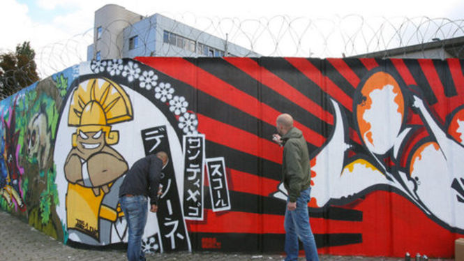Die Graffiti-Künstler Oliver Brachlow und Christoph Ackermann (v.r.) sprühen am Mittwoch (15.09.2010) an einer Mauer des Landeskriminalamtes Magdeburg. SAchsen-Anhalts Innenminister stellte am gleichen Tag der Presse das Präventionsprojekt "Gestalten statt Schmieren" vor. Das Innenministerium stellte eine mehrere Meter lange Mauer zur Verfügung, auf der Graffiti-Künstler ihre Werke aufsprühen können. Foto: Peter Förster/lah +++(c) ZB-FUNKREGIO OST - Honorarfrei nur für Bezieher des ZB-Regiodienstes+++