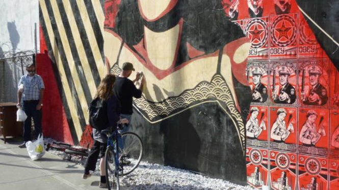 Am 10.Mai werden alle Tags auf Shepard Faireys Mayday Mural von einem Reinigungsteam entfernt