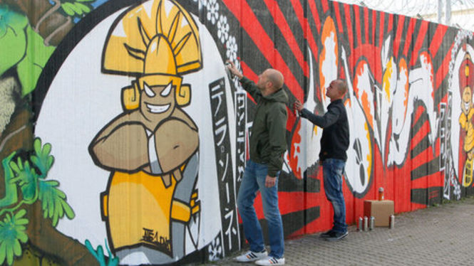 Die Graffiti-Künstler Oliver Brachlow und Christoph Ackermann (v.l.) sprühen am Mittwoch (15.09.2010) an einer Mauer des Landeskriminalamtes Magdeburg. SAchsen-Anhalts Innenminister stellte am gleichen Tag der Presse das Präventionsprojekt "Gestalten statt Schmieren" vor. Das Innenministerium stellte eine mehrere Meter lange Mauer zur Verfügung, auf der Graffiti-Künstler ihre Werke aufsprühen können. Foto: Peter Förster/lah +++(c) ZB-FUNKREGIO OST - Honorarfrei nur für Bezieher des ZB-Regiodienstes+++