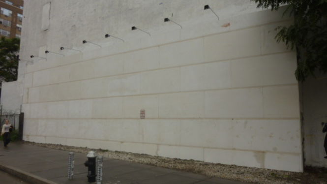 07.August 2010, das Paste Mural von Shepard Fairey wurde entfernt, die Installation steht aber noch